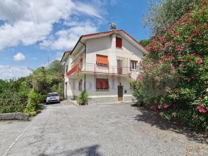 Villa bifamiliare con box, giardino e terreno €230.000