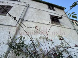 Villino con ingresso indipendente posteggi giardino e box ad euro 180.000
