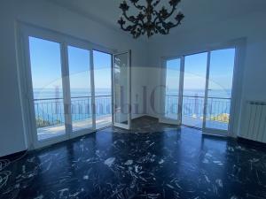 Lavagna panormica appartamento in villa  vuoto prima casa con giardino e spettacolare vista mare 