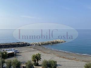 Cavi Borgo 80 mq vista mare con uso del lastrico solare ad euro 250000