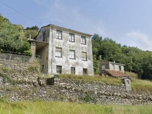 Casa Padronale con seconda unità abitativa, magazzino e terreno carrabile a 8 km da Chiavari