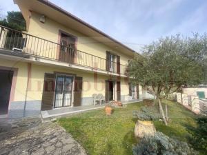 Cicagna Casa Indipendente su 2 livelli accesso privato 2 box , ampio giardino, terrazzo e terreno richiesti 295.000€