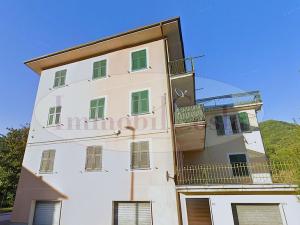 San Colombano Casa Trifamiliare indipendente con cantine, posti auto