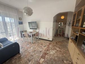 Cavi Arenelle 90 mq ordinatissimo con box piano alto ascensore balconata