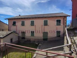 Santo Stefano D'Aveto Immobilcosta propone Casa indipendente da pavimento a tetto  località Gavadi  con cortile retrostante