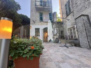 Borzonasca casa indipendente perfetta arredata e ristrutturata recentemente con terrazza e giardino a 60.000,00